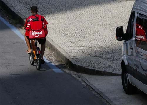Quem entrega comida, passa fome: o paradoxo do prato vazio