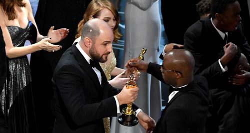 'Moonlight’ ganha Oscar de melhor filme após 'La La Land' ser anunciado por erro como vencedor
