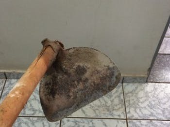 Homem agride o irmão com golpe de enxada durante briga