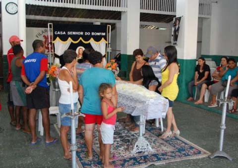 Corpo de modelo será exumado às 10h 