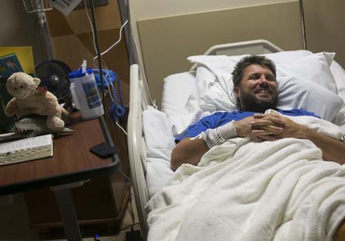 Após raio, ataques de macacos e de cobra, homem é mordido por tubarão