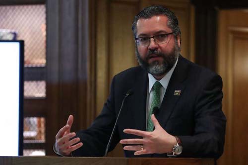 Ernesto Araújo diz que ainda há cerca de 6 mil brasileiros no exterior que procuram voltar ao País