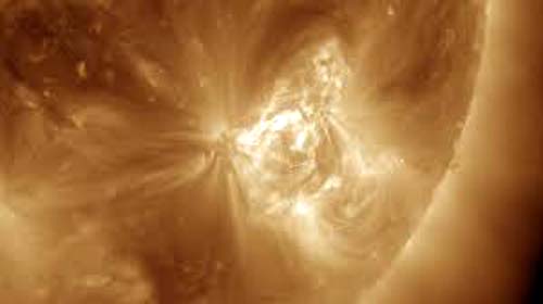 NASA detecta fortíssima erupção solar que pode atingir a Terra nos próximos dias