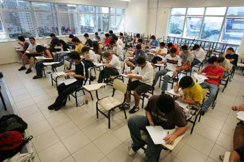 Três em cada dez jovens pensam em deixar escola e metade cogita desistir de Enem, diz pesquisa
