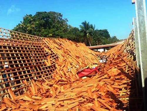 Teto desaba em pátio de escola, no Dia do Professor