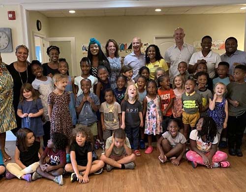 Homem mais rico do mundo lança escolas grátis para quem não pode pagar