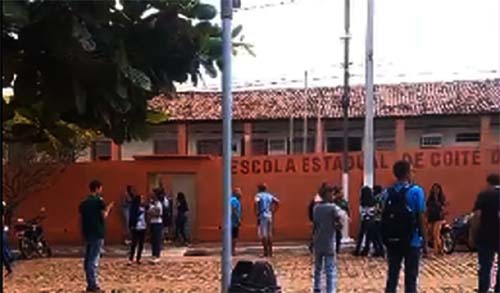 Militar da reserva da PMAL imobiliuzou e tirou arma de adolescente em escola de Igaci