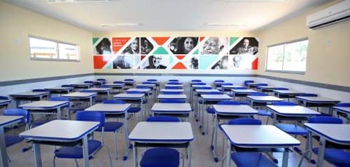 Quase mil alunos ficam sem aulas após escola ter refeições roubadas