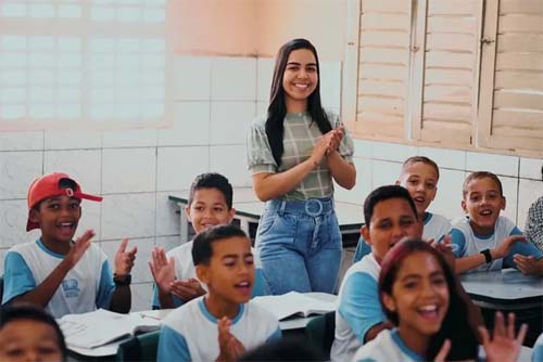 Professores de Lagoa da Canoa recebem 13° e 14° salários atualizados com o Piso Nacional e PCC da categoria