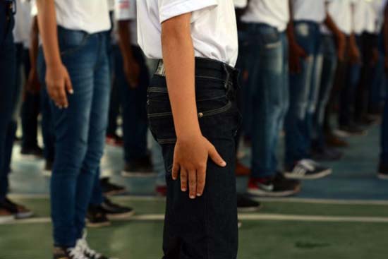 Continência, 'inspeção de cabelo' e tutoria de PMs: a rotina em uma escola com regras e disciplina militares