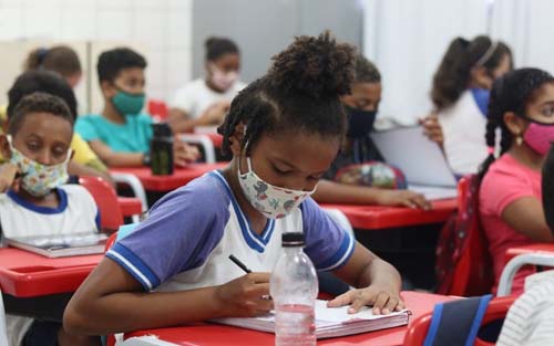 Número de escolas com desalojados diminui e Maceió retoma aulas amanhã