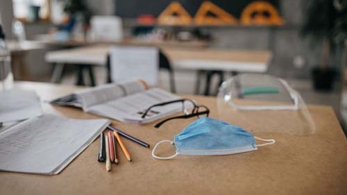 'Peguei covid na volta às aulas presenciais': os riscos para professores na pandemia