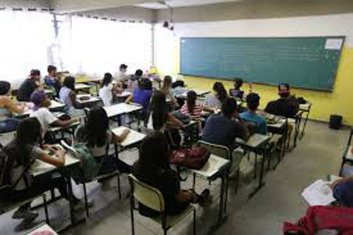 Apenas 2% das escolas públicas de ensino médio oferecem condições satisfatórias de aprendizado, diz estudo