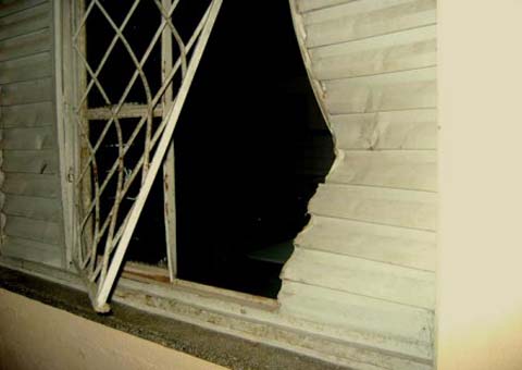 Escola é arrombada e tem salas reviradas pelos ladrões