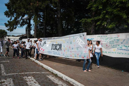 Ministro da Educação diz estudar militarização de escola atacada em Suzano