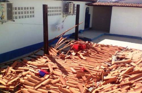 Teto de pátio de escola municipal desaba em Santa Luzia do Norte