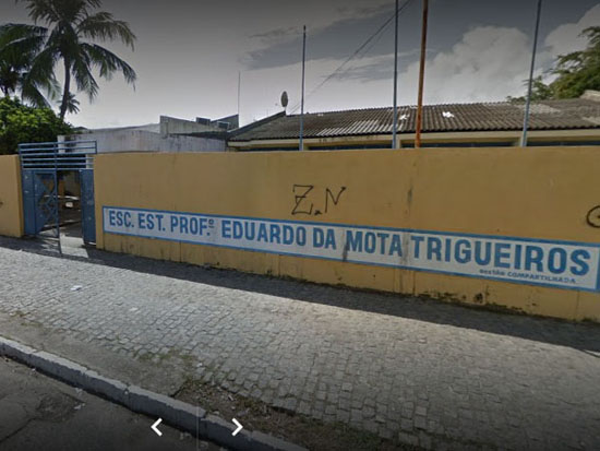 Polícia troca tiros com suspeitos de tráfico dentro de escola pública