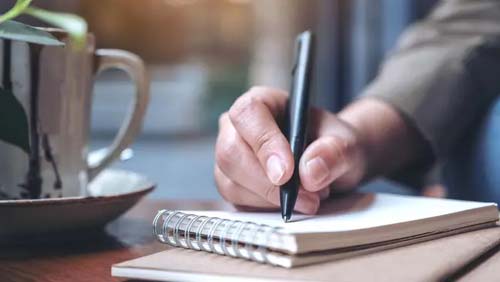 O jeito de segurar a caneta pode mostrar se uma pessoa tem Alzheimer