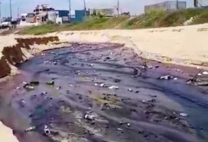 Moradores denunciam esgotos que deságuam no mar da capital alagoana