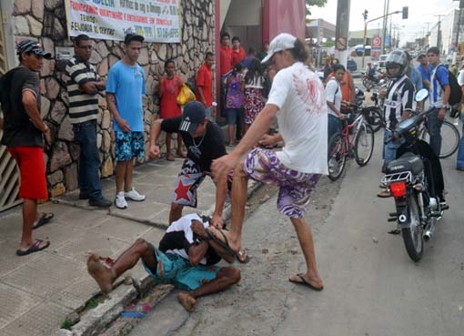  JORNAL flagra suspeito de roubo sendo espancado por populares