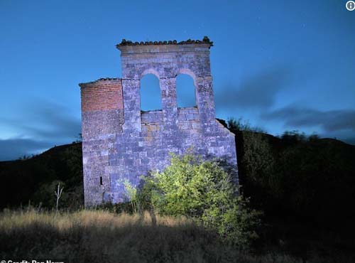 Sombra humana arrepiante aparece em FOTO de prédio abandonado na Espanha