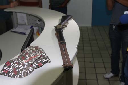 Assaltantes fogem e deixam espingarda