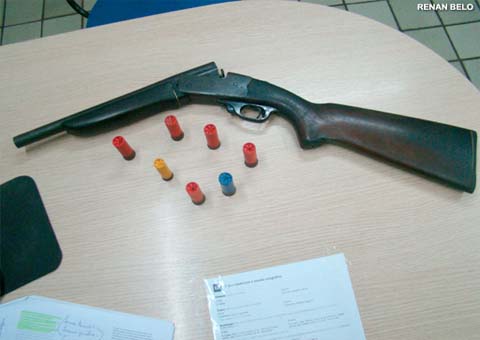 Bandidos fogem e deixam mulher ser presa com espingardas e crack