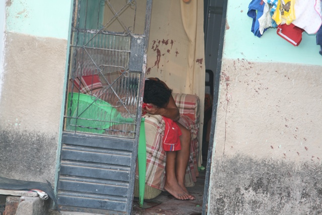 Bando invade residência e mata morador a facadas