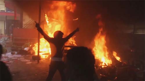 Esposa de ex-premiê do Nepal é queimada viva em protestos contra o governo, após bloqueio nas redes sociais