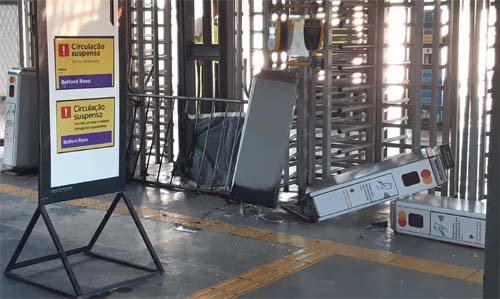Passageiros ateiam fogo em estação de trem em Belford Roxo após circulação ser interrompida