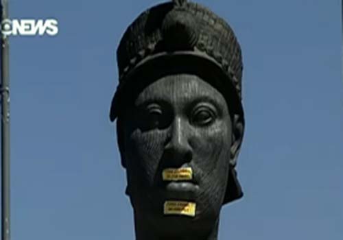 Estátua de Zumbí é depredada por manifestantes no centro do Rio