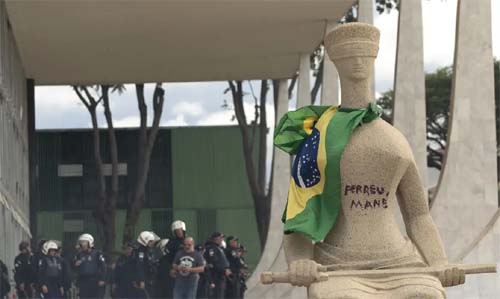 STF suspende julgamento de mulher acusada de pichar estátua e participar de tentativa de golpe