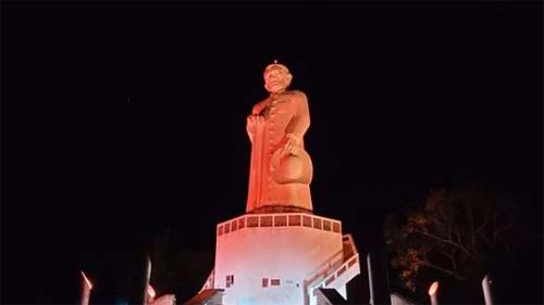 Estátua do Padre Cícero ganha iluminação laranja em alusão a campanha nacional do câncer de pele