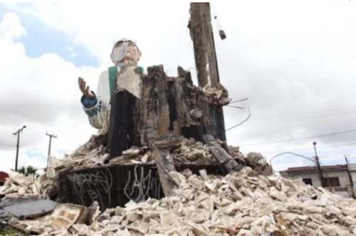 Estátua de 13 metros do Padre Cícero desmorona no Ceará. Veja fotos