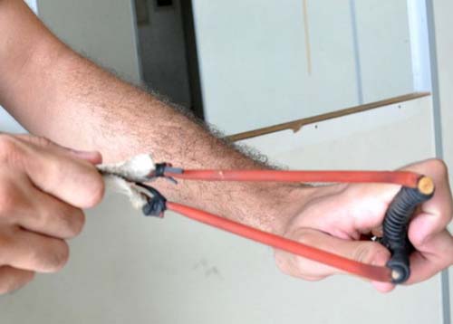 Agente cuida de 33 presos só com estilingue em prisão no RN