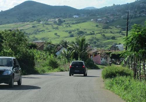 Adolescente pula de veículo em movimento para não ser estuprada