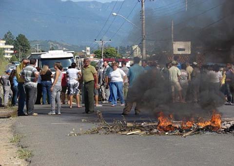 Comunidade interdita BR-316 em Atalaia 