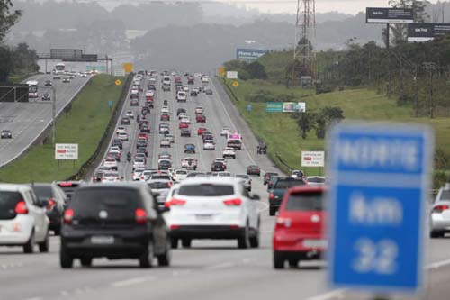 Feriado de Nossa Senhora Aparecida leva sete milhões de carros às estradas paulistas