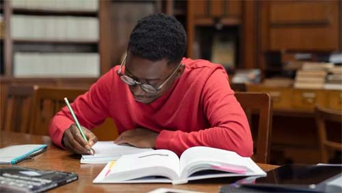 Direito e administração são cursos superiores mais procurados pelos alunos em 2022; veja lista