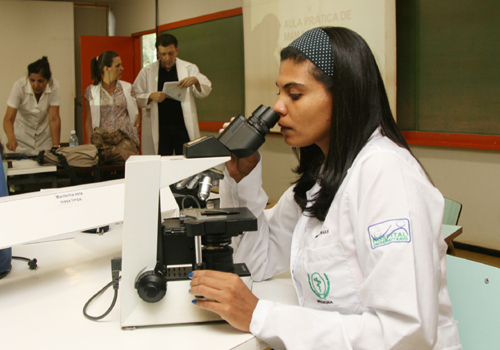 Veja como é e quanto dura o curso de medicina em 15 países e no Brasil