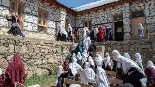 Estudiosos religiosos afegãos contestam o Taleban e defendem a educação feminina