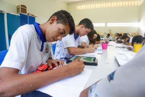 Com bônus de até R$ 2 mil, Alagoas atrai mais de 100 mil jovens de volta para a sala de aula