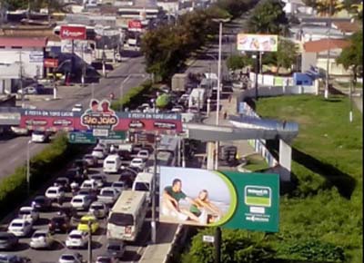 Estudantes fecham Fernandes Lima contra aumento de passagem 