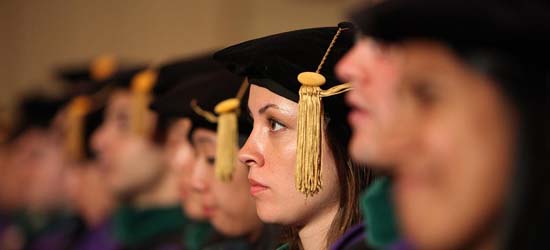 Universidade americana anuncia que vai deixar de cobrar mensalidade de estudantes de medicina