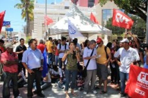 Estudantes protestam contra aumento de passagem e liminar do TJ