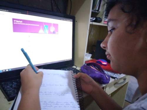 Estudantes tímidos relatam desempenho melhor e participação mais confiante nas aulas a distância