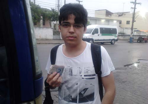 Pai de adolescente e estudantes pagam o combustivel para ônibus viajar a Maceió