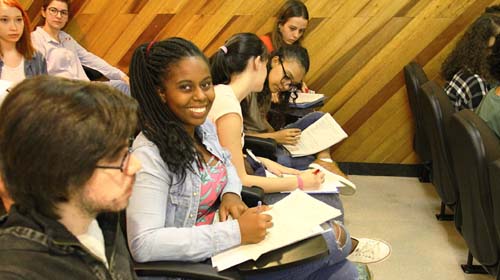 Cenas explícitas do que os estudantes realmente fazem na universidade pública