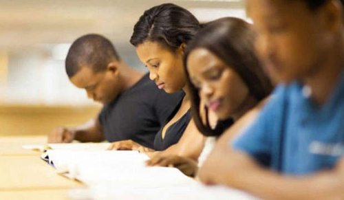 Editais oferecem bolsas de estudo para estudantes negros