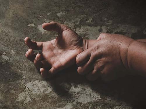 Mulher é abordada por homem armado e estuprada em campo de futebol de Piaçabuçu